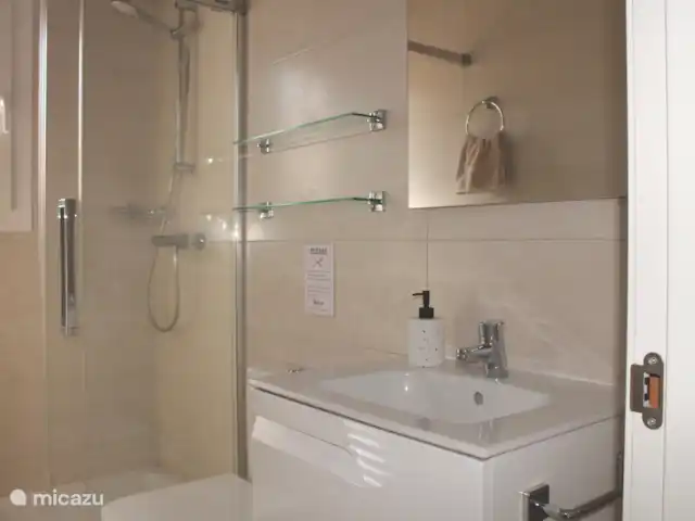 Casa Louá | Espagne, Costa Blanca, Moraira - maison de vacances Salle de bain avec lavabo, douche et WC