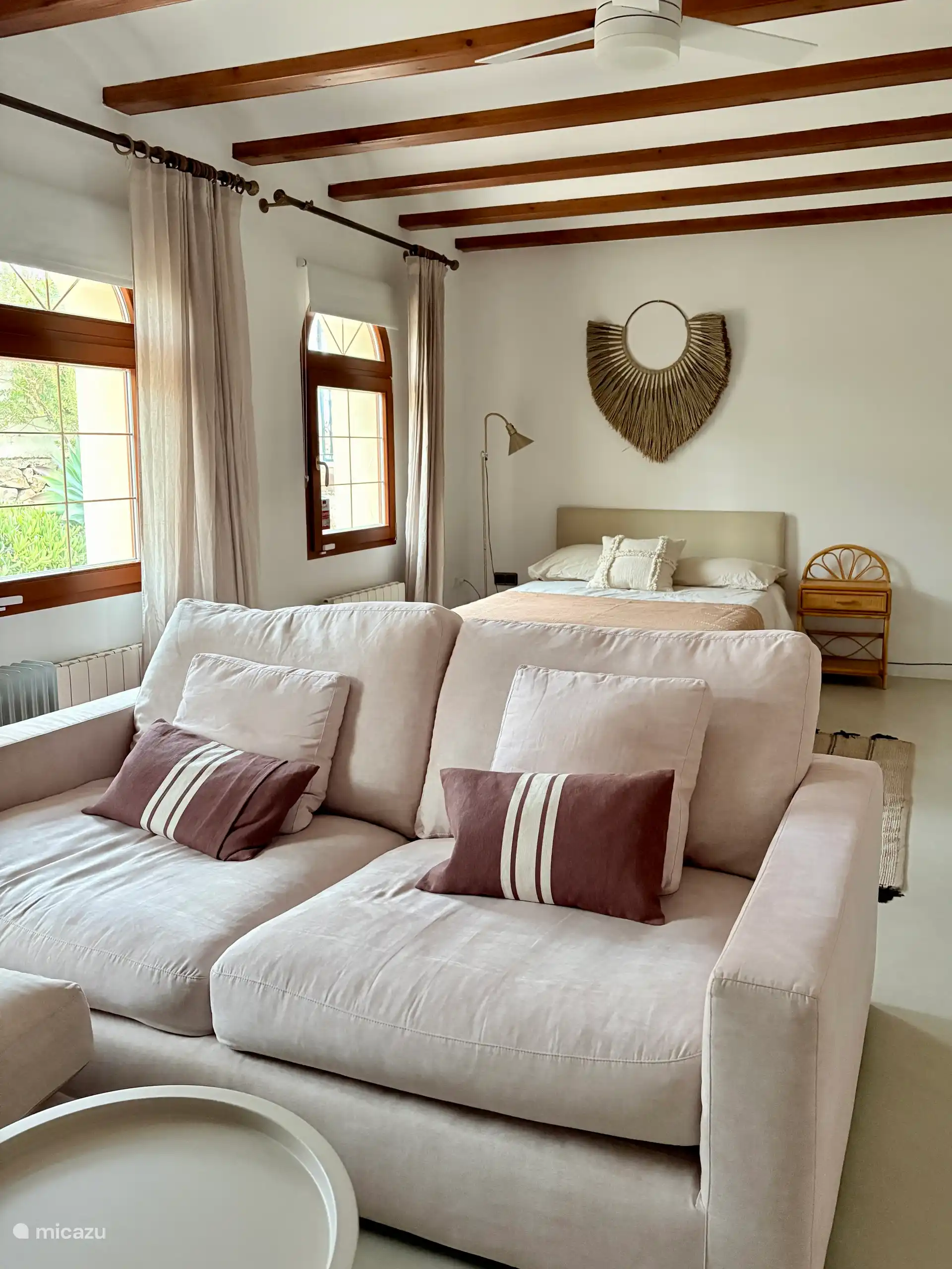 Slaapkamer met bank en TV