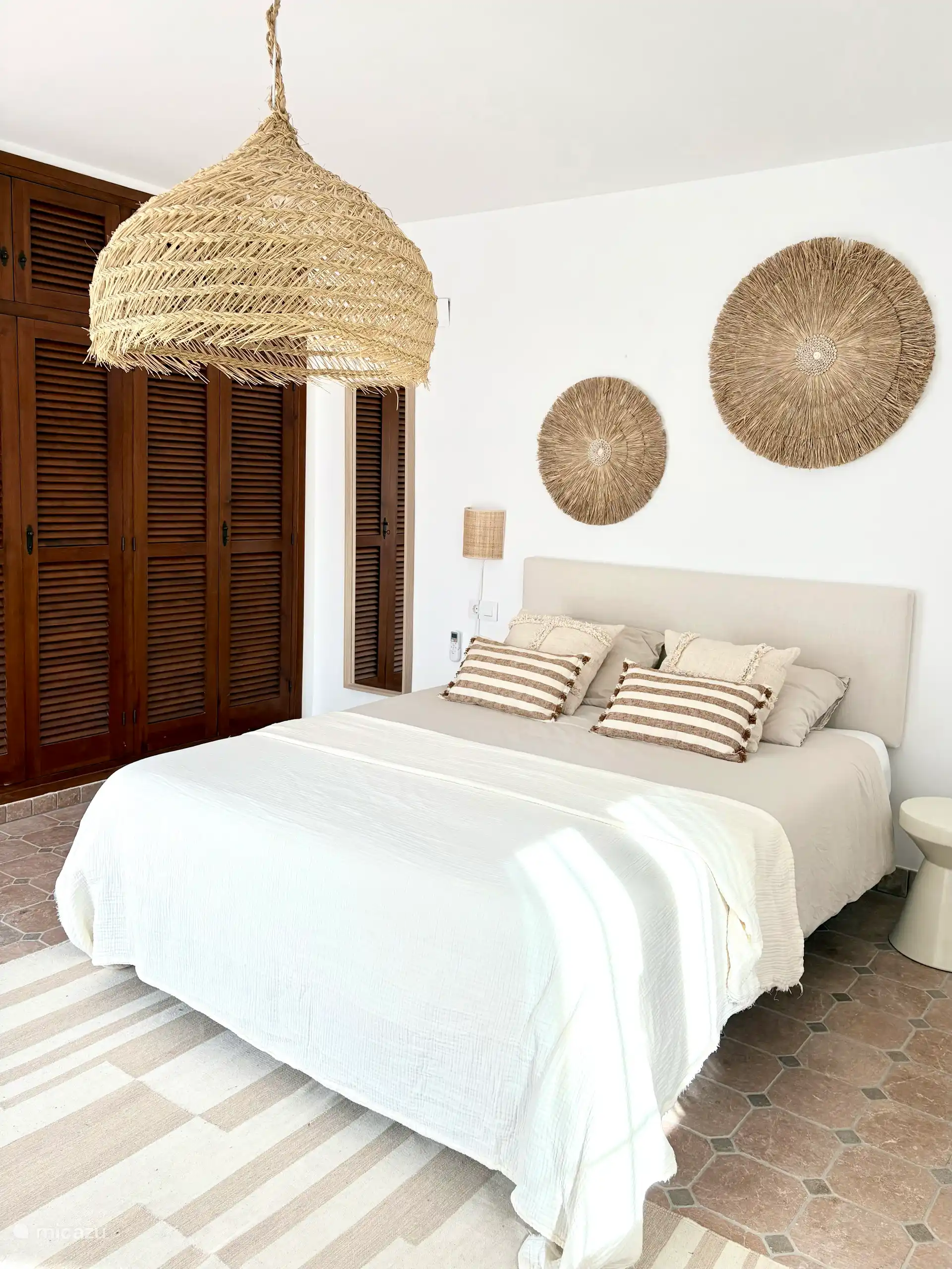 Deze slaapkamer heeft een eigen ingang aan de zijkant van het huis.