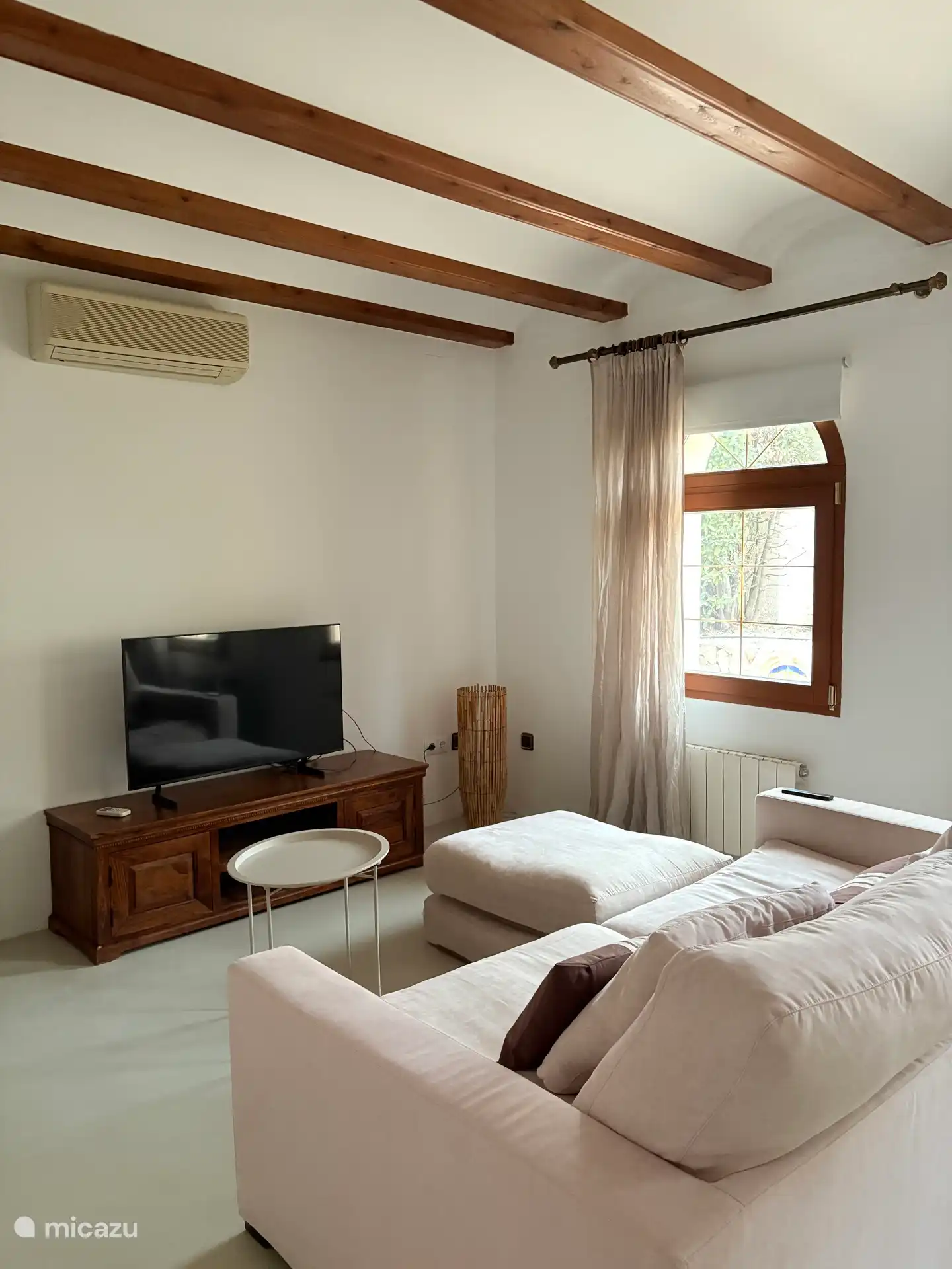 Slaapkamer met bank en TV