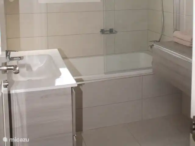 Casa Louá | Espagne, Costa Blanca, Moraira - maison de vacances Salle de bain avec lavabo, baignoire et douche et WC