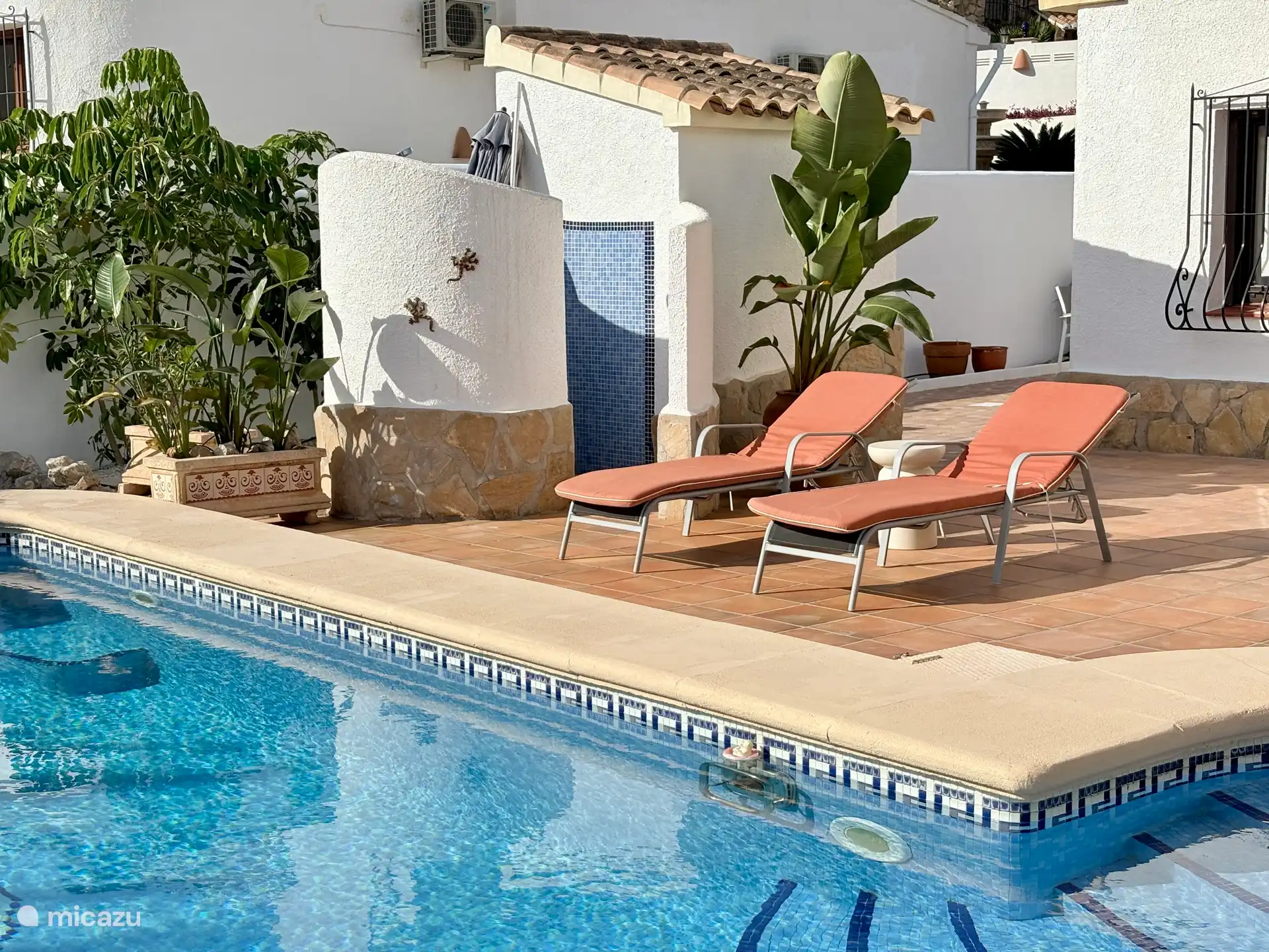 Ligbedden bij het zwembad