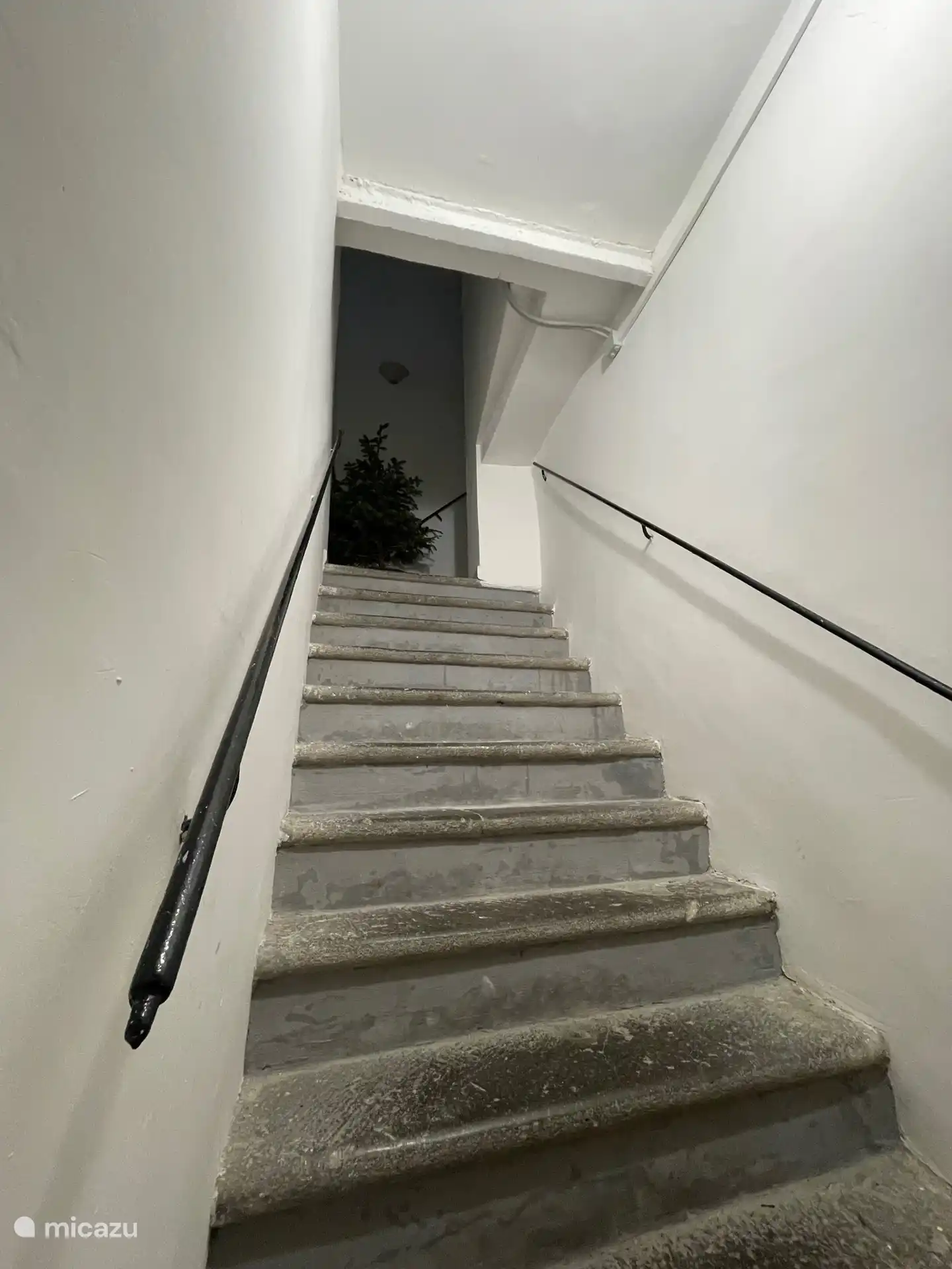 Maison historique du XVIIe siècle au cœur de Bracciano. L’escalier en pierre d’origine mène à toutes les pièces, les escaliers font partie du charme authentique. ???