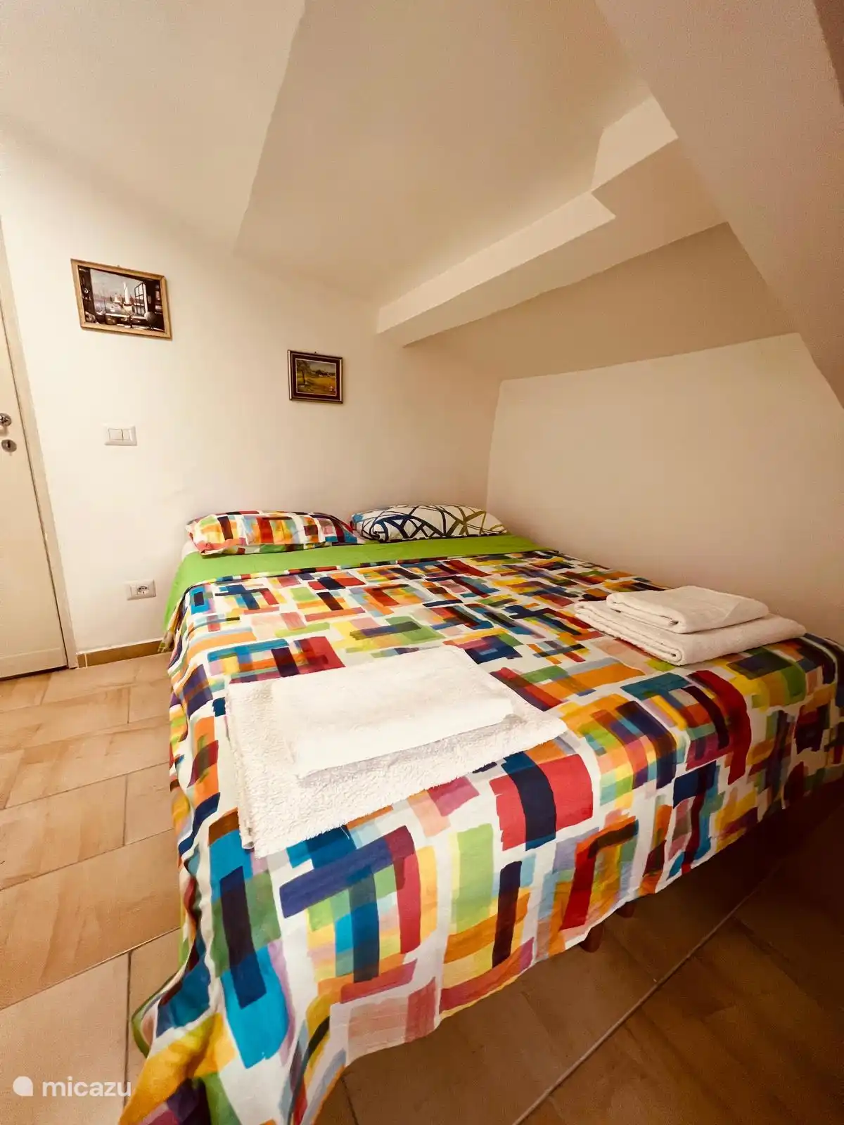 Flexibele kamer met le bedbed de la groot tweepersoonsbed. Inclusief een kleine kledingkast. Eenvoudig, stil en precies wat je nodig hebt.
