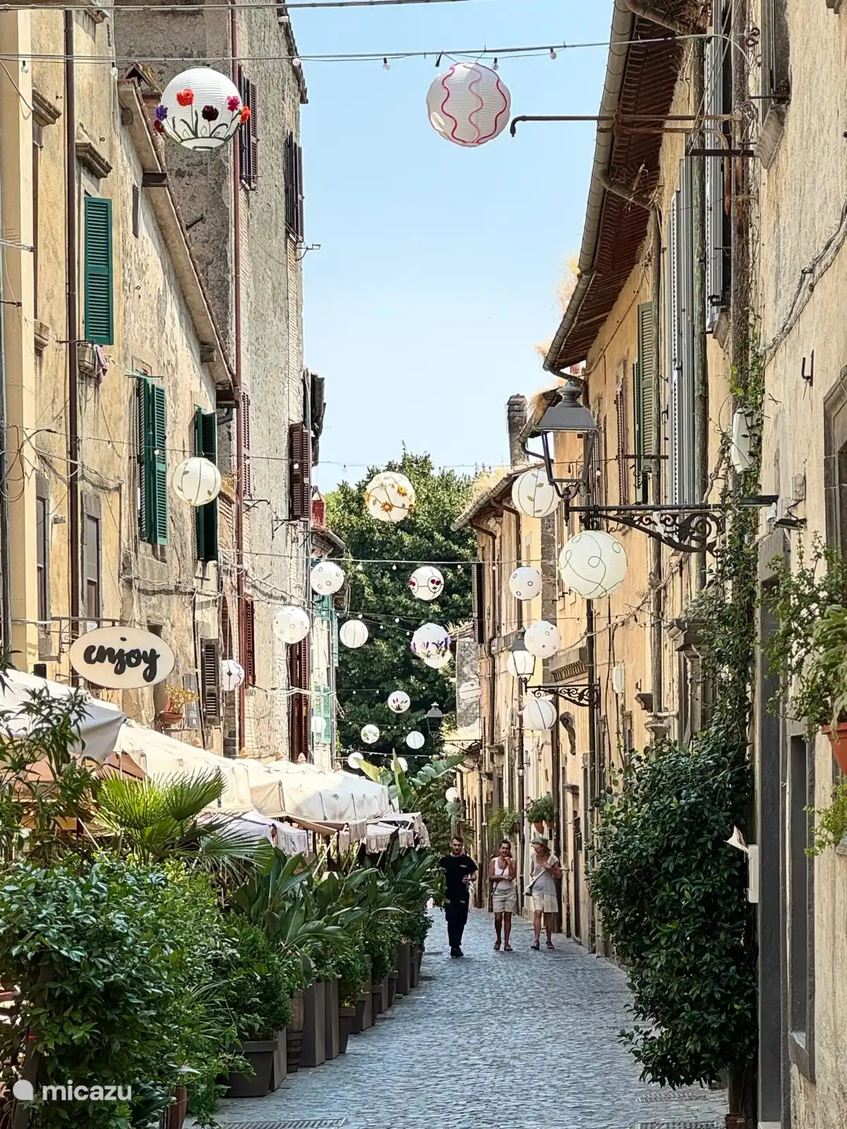 ia della Arazzeria 6, au cœur du centre historique de Bracciano. À quelques pas des bars locaux, restaurants et grottes uniques naturellement fraîches en été, un joyau caché que les habitants adorent. Minutes depuis Braccia