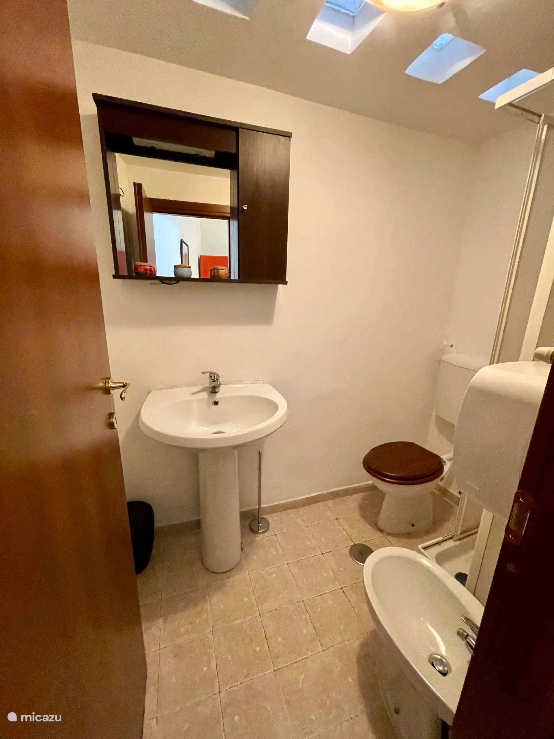 Dies ist das Hauptbadezimmer, das sich neben der Küche und dem Wohnzimmer befindet. Es verfügt über eine Dusche, eine Toilette, ein Bidet und ein Waschbecken – kompakt, sauber und funktional für den täglichen Gebrauch.