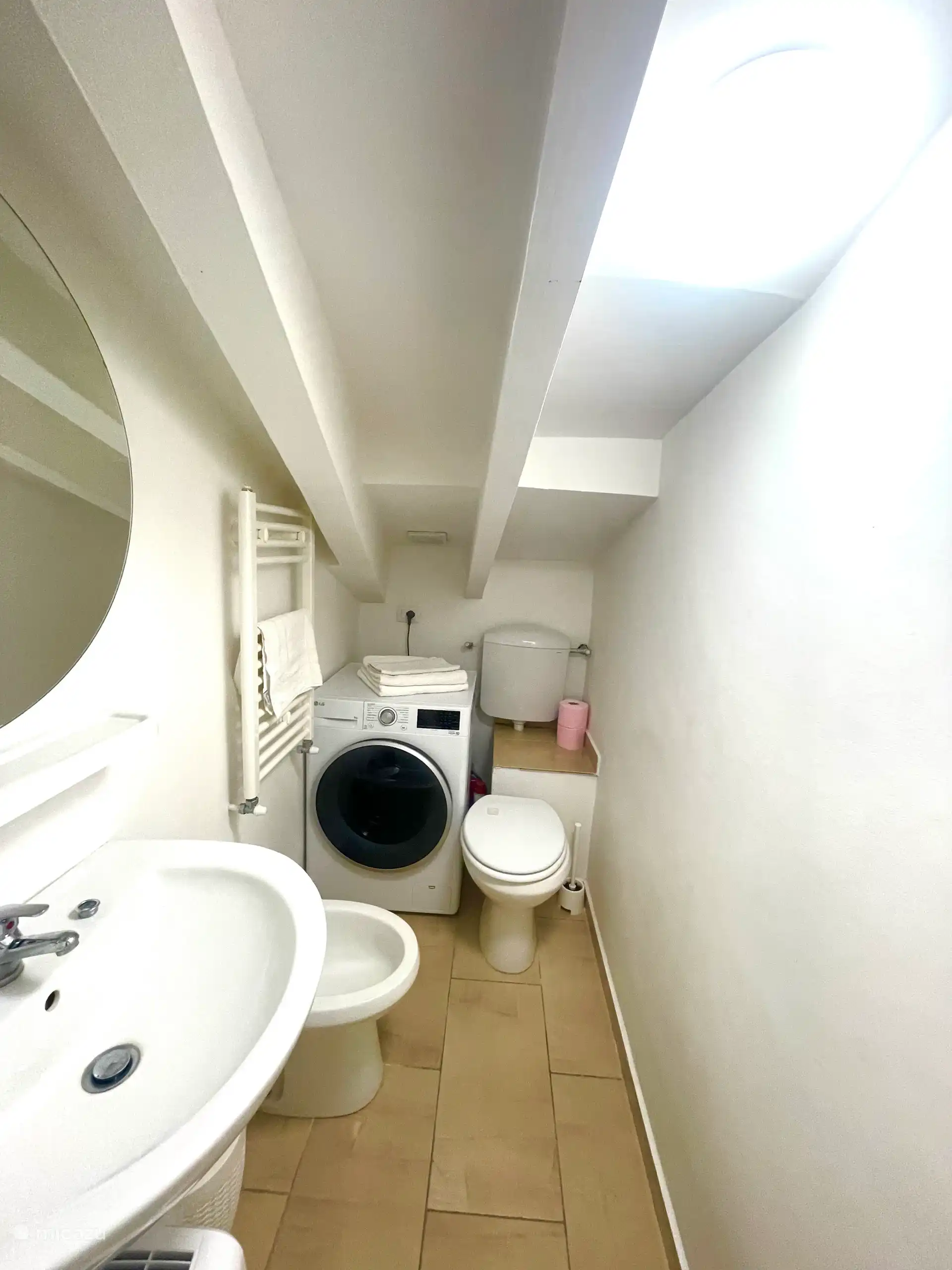 Dies ist das zweite Badezimmer, das sich zwischen den beiden Schlafzimmern befindet. Es verfügt über eine Toilette, ein Waschbecken, ein Bidet und eine Waschmaschine.