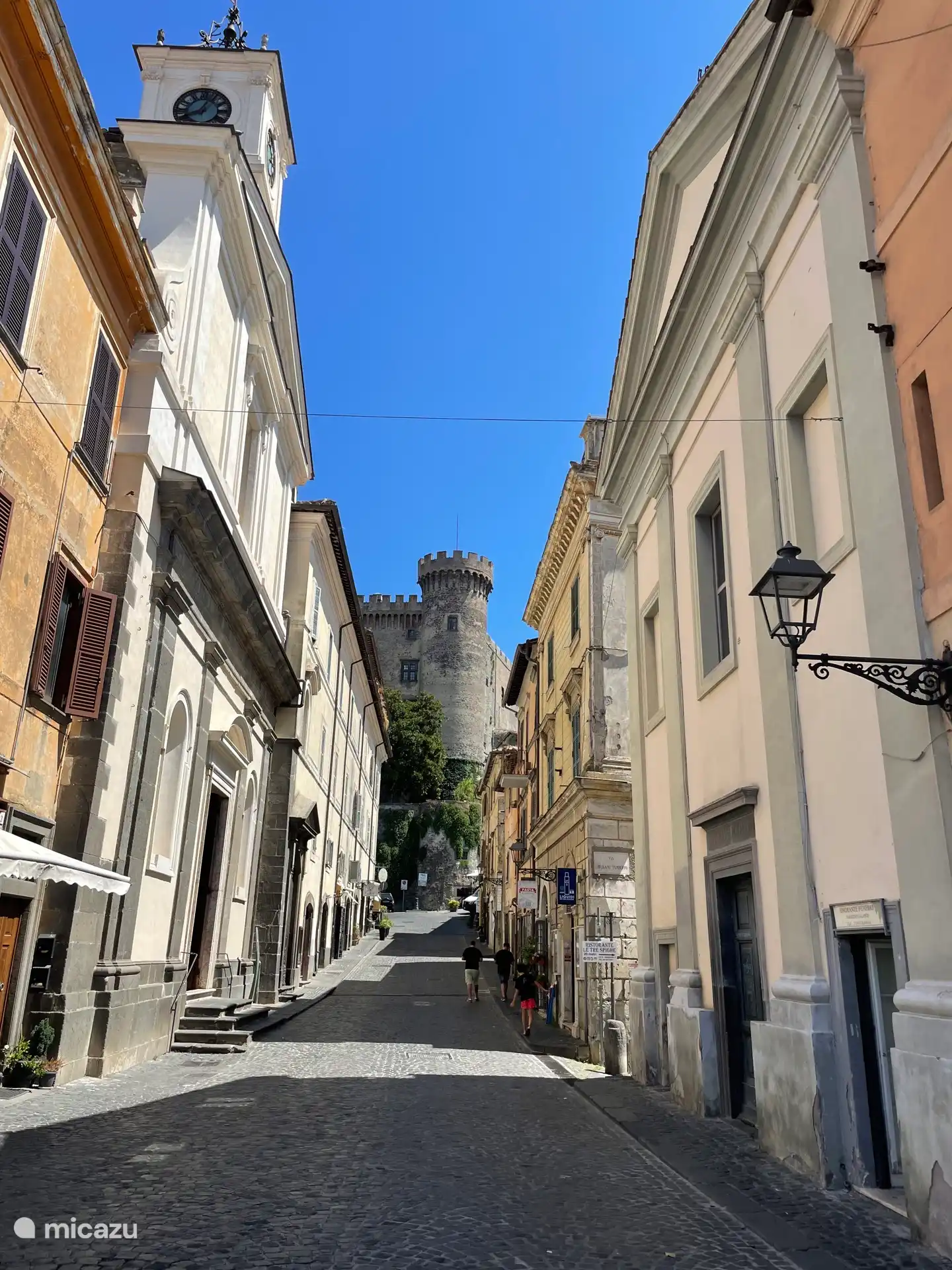 Sie befinden sich im Herzen des Dorfes, in einer belebten Straße mit authentischen Geschäften und Cafés - mehr Charme als ein Stadtzentrum, aber dennoch friedlich und charaktervoll.