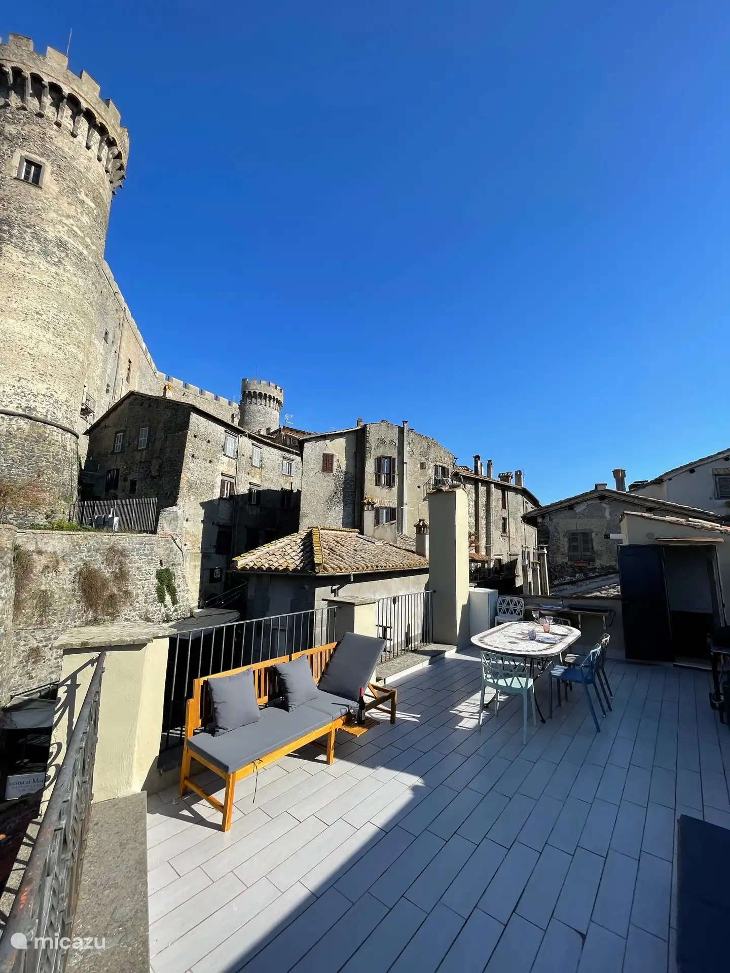 Genießen Sie eine Mahlzeit, schlürfen Sie Wein oder machen Sie einfach eine Pause unter dem Sternenhimmel – auf einer ruhigen Terrasse mit atemberaubendem Blick auf das Castello Odescalchi. Ein Ort, an dem sich jeder Moment etwas Besonderes anfühlt.
