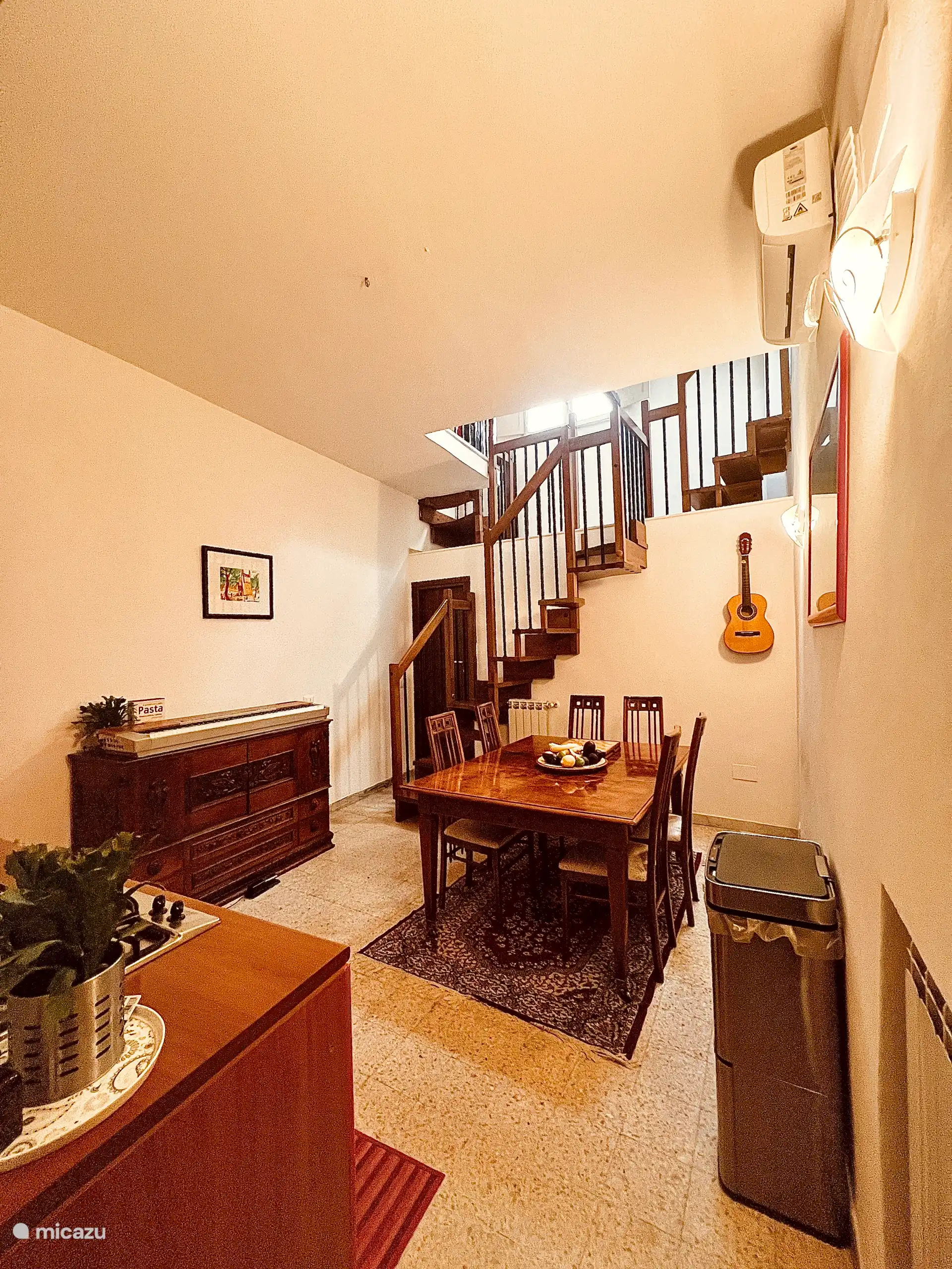 Fühlen Sie sich wie zu Hause – oder entdecken Sie die lokalen Aromen
Diese gemütliche Küche bietet alles, was Sie zum Kochen und Genießen zu Hause benötigen, mit Klimaanlage und einem Badezimmer auf derselben Etage.
Aber wenn du keine Lust zum Gurren hast