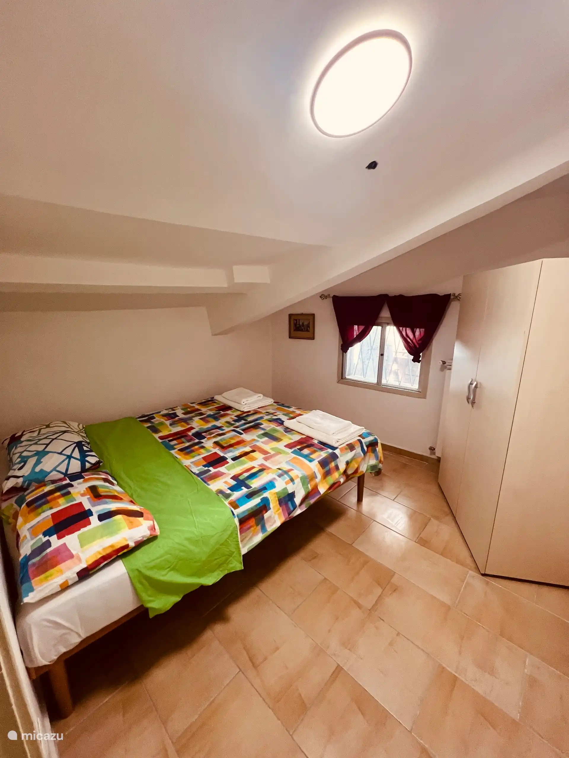 Flexibles Zimmer mit zwei Einzelbetten oder einem großen Doppelbett. Enthält einen kleinen Kleiderschrank. Einfach, leise und genau das, was Sie brauchen.