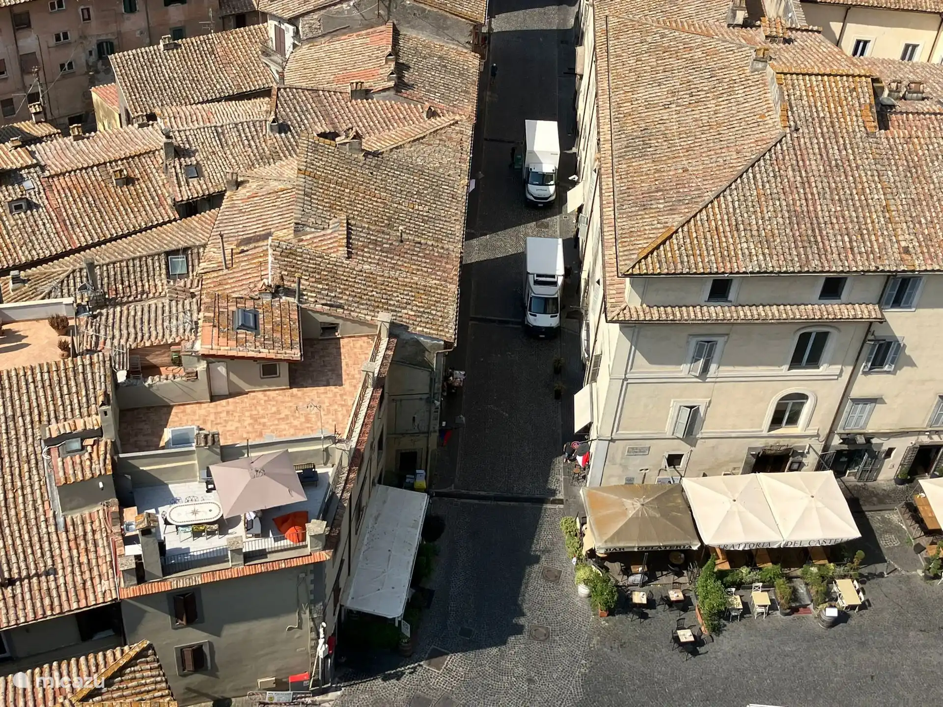 Ein Traum über den Dächern von Bracciano
Von unserer privaten Terrasse - der einzigen mit Blick auf die Piazza Mazzini im historischen Zentrum - genießen Sie eine Aussicht wie keine andere: alte Dächer aus den 1600er Jahren und