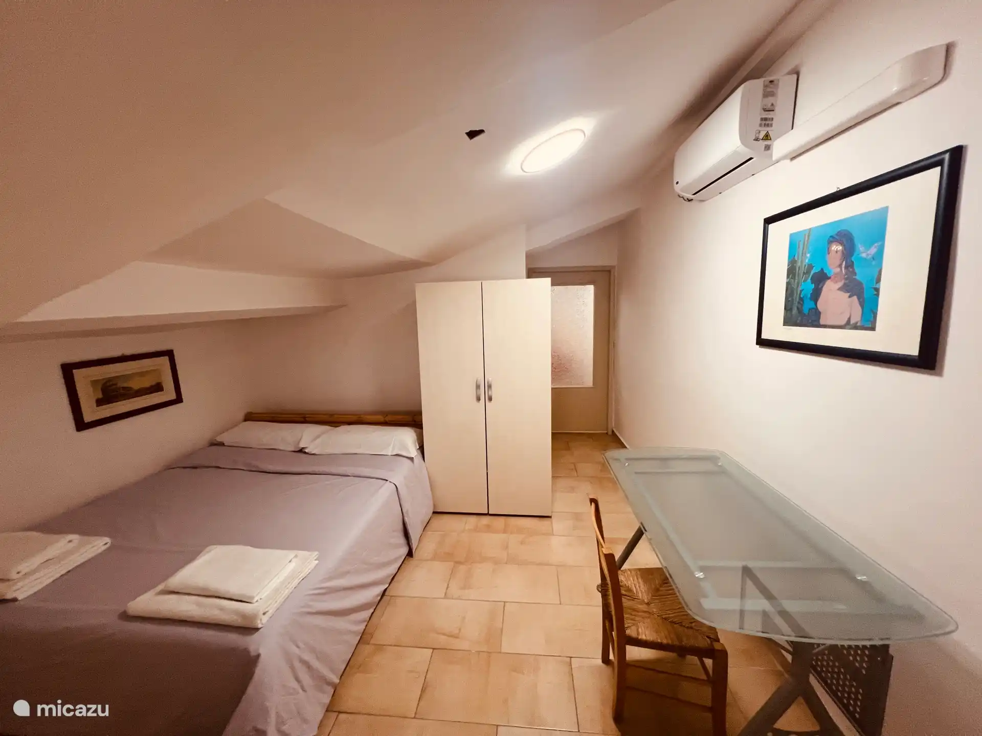 Dieses Zimmer verfügt über ein großes Doppelbett, Klimaanlage, einen kleinen Kleiderschrank und einen Tisch. Es gibt auch ein zusätzliches Einzelbett (nicht auf dem Foto sichtbar), perfekt für ein Kind oder einen zusätzlichen Gast.