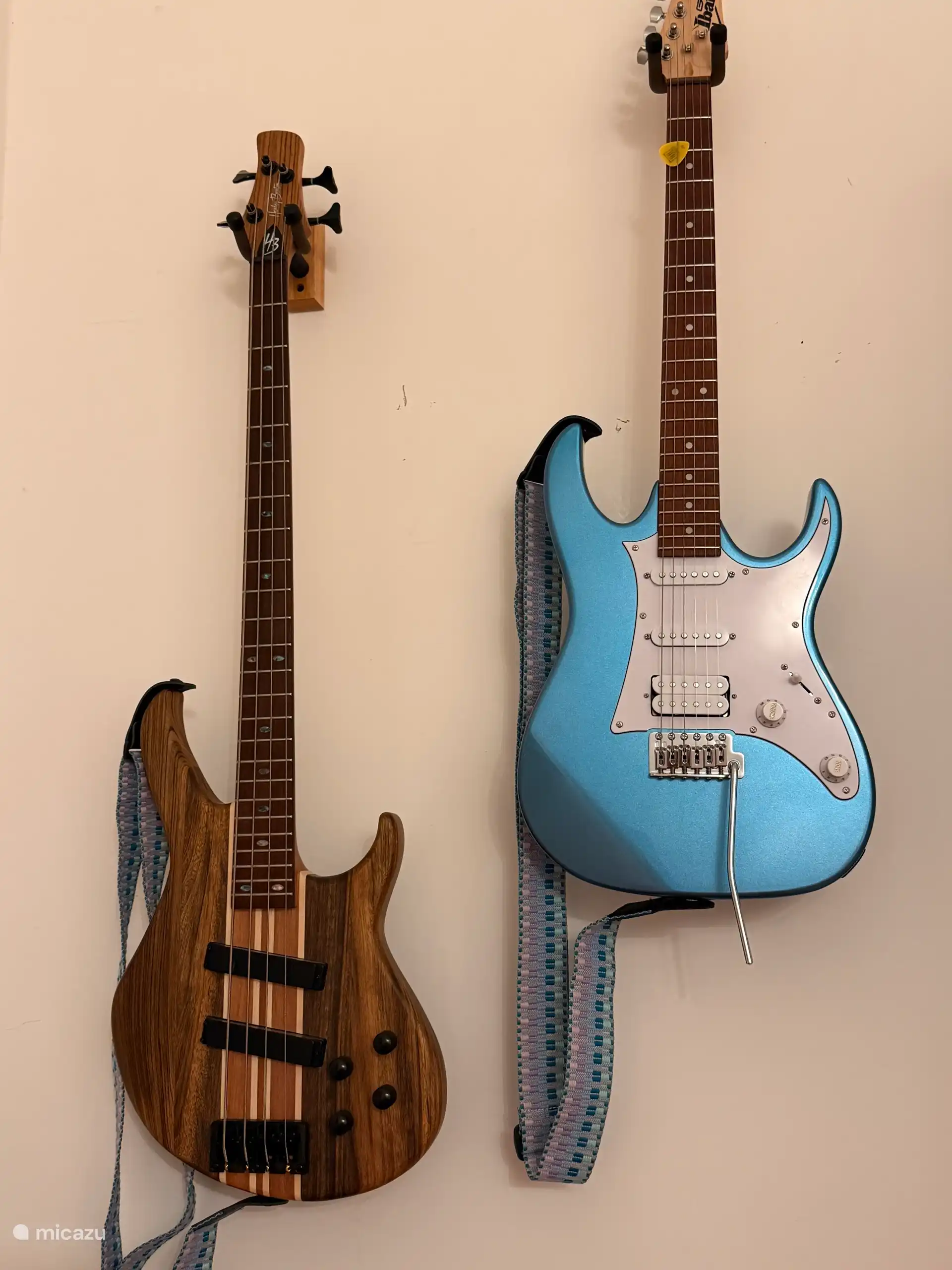 Ferienhaus Bracciano – Wandgitarren und musikalische Dekoration für Gäste, die Kreativität und den Römischen See lieben.