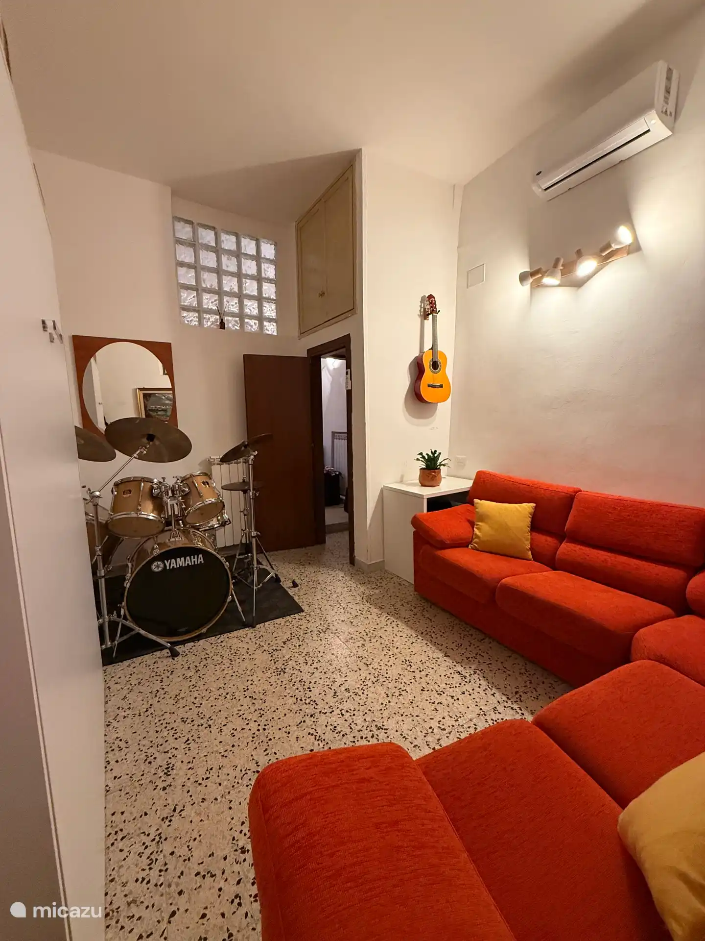 Musikecke mit Gitarre und Schlagzeug – perfekt für kreative Seelen, die in der Nähe des Römischen Sees wohnen.