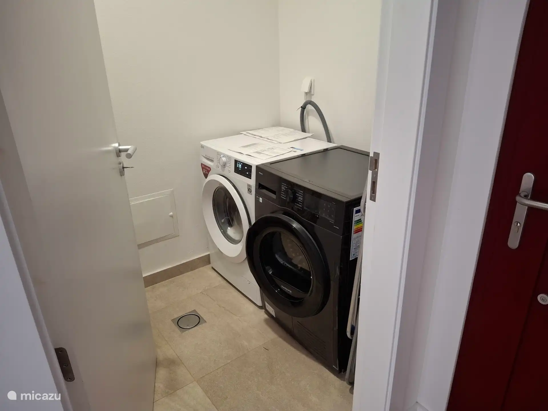 Waschmaschine und Trockner im Hauswirtschaftsraum sowie Arbeitsplatte