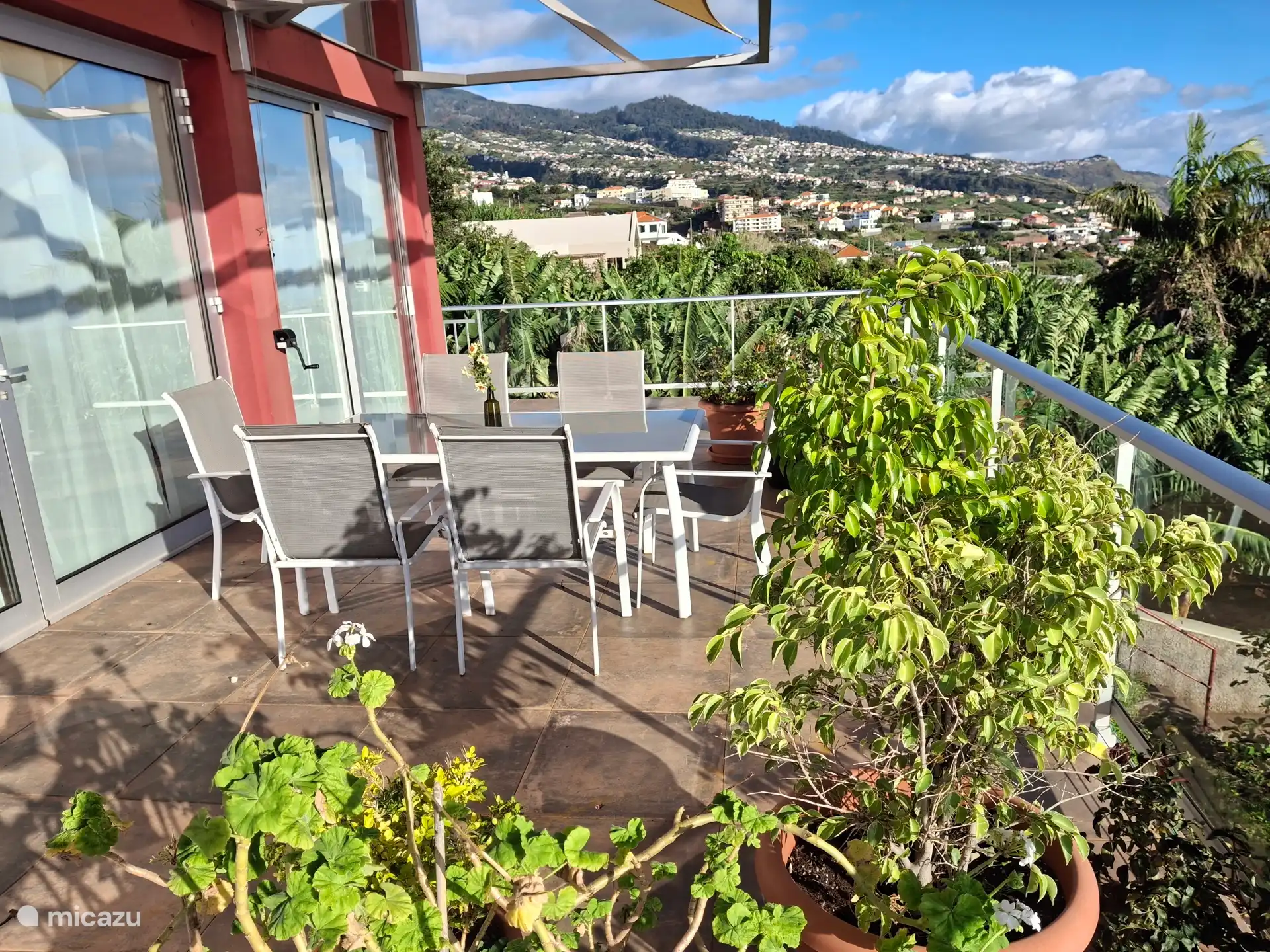 Hauptterrasse nach Süden ausgerichtet, mit Blick auf Calheta und die Berge