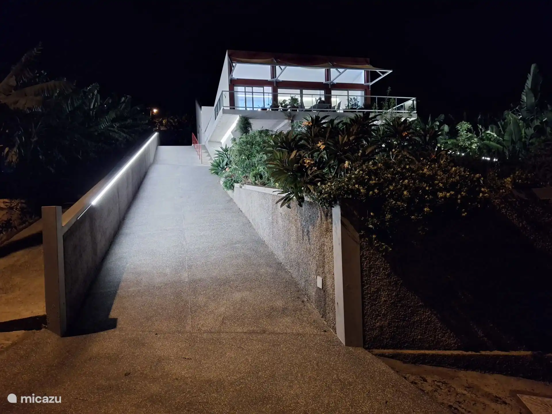 Einfahrt und Blick auf das Haus