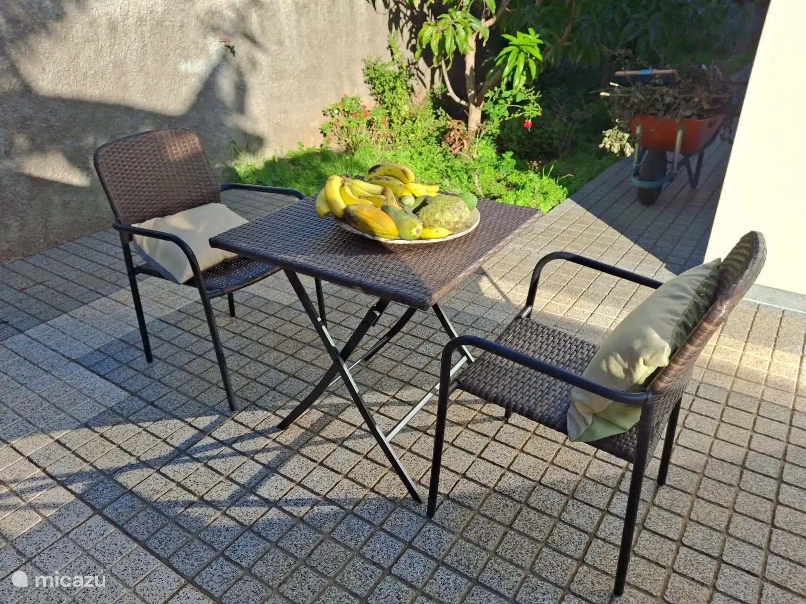 Westwärts ausgerichtete Terrasse