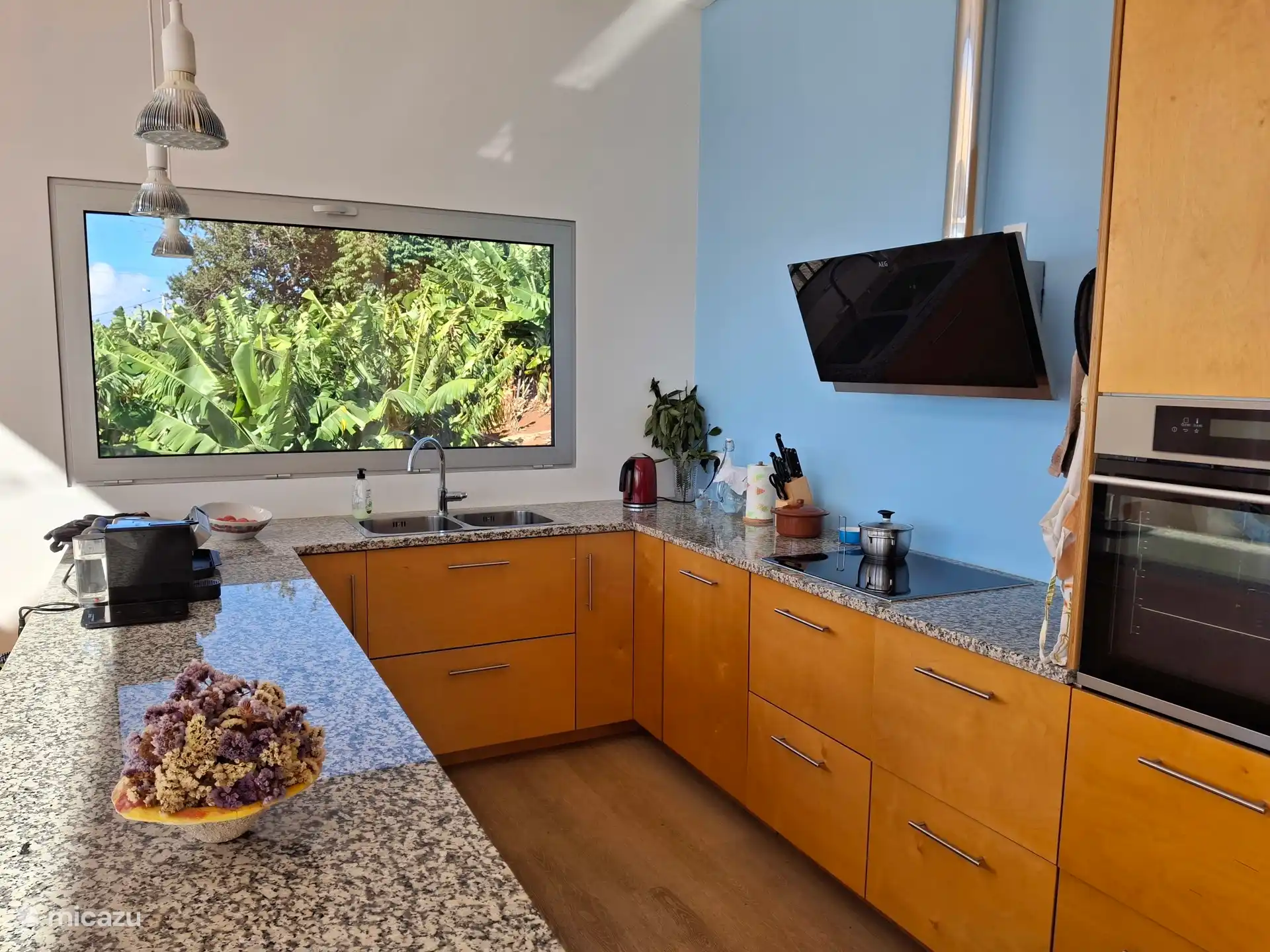 Küche mit Blick auf die Bananenplantage