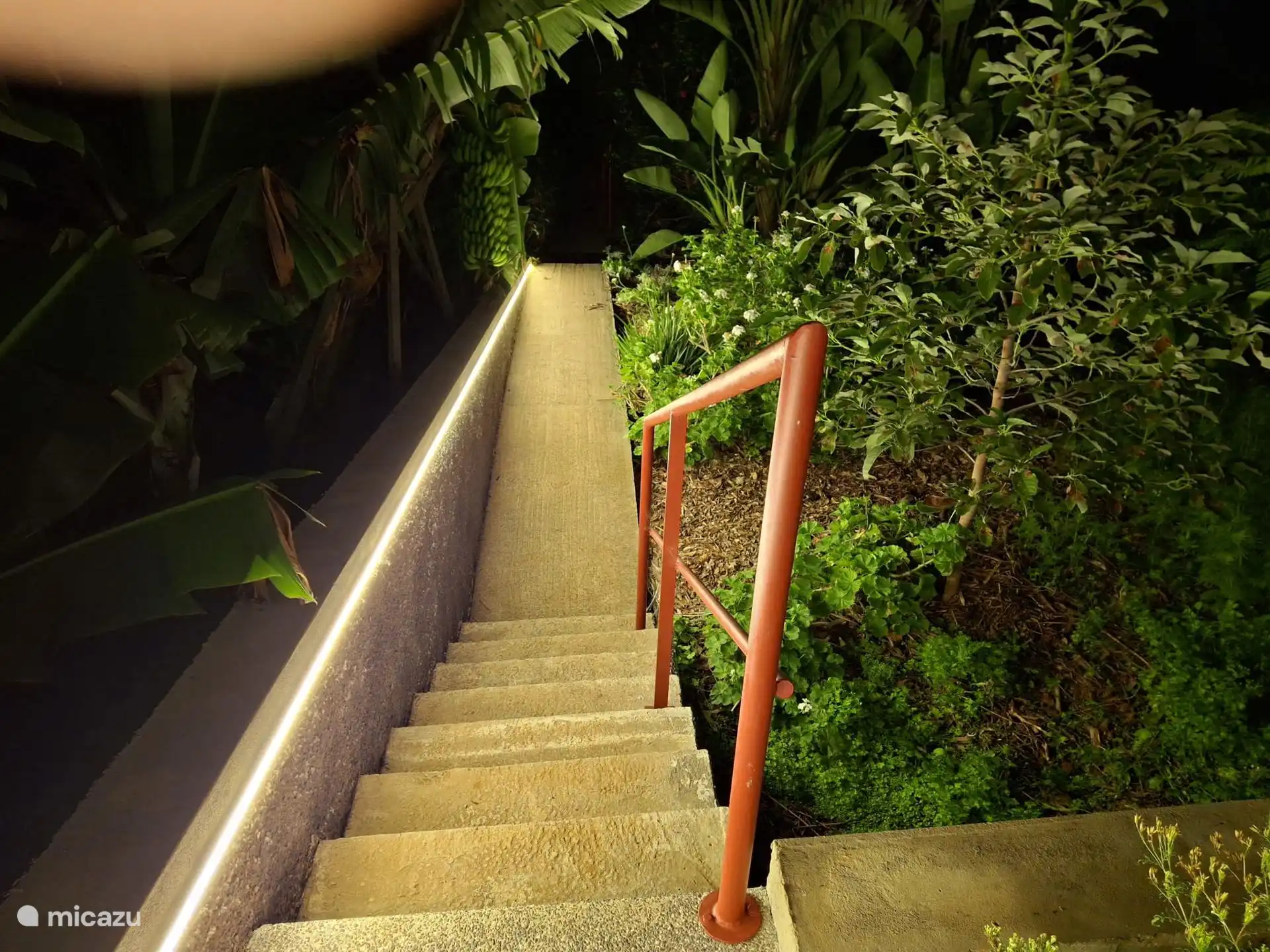 Beleuchtete Treppe zum Parkplatz