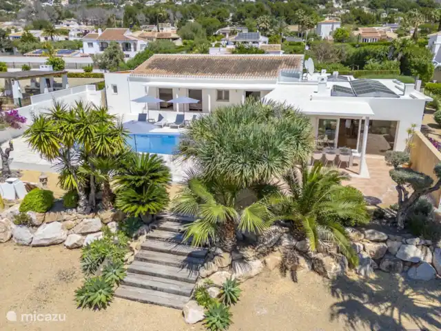 Villa Selene | Espagne, Costa Blanca, Jávea - villa Un jardin spacieux plein de plantes et de fleurs méditerranéennes.