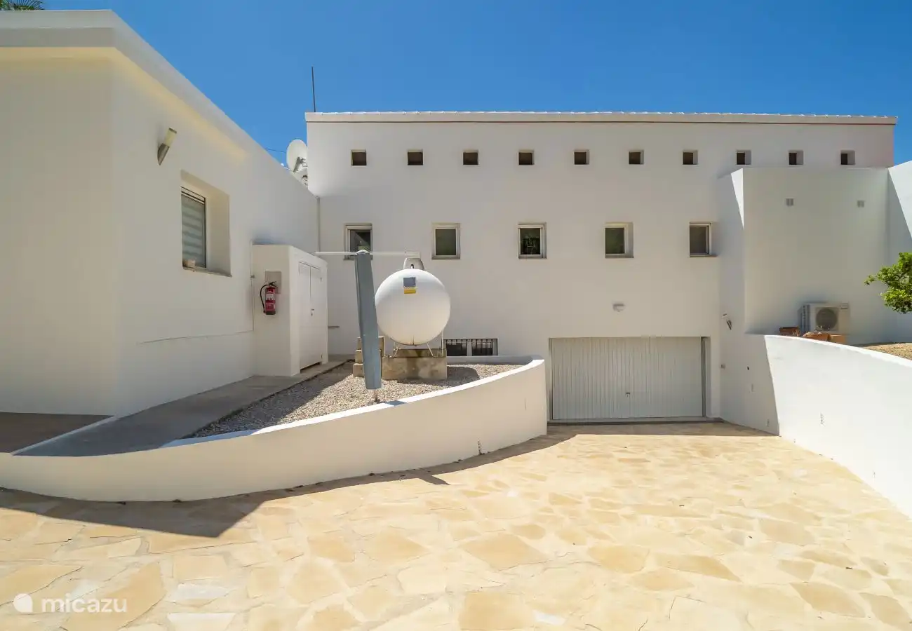 Parkplätze vor Ort.