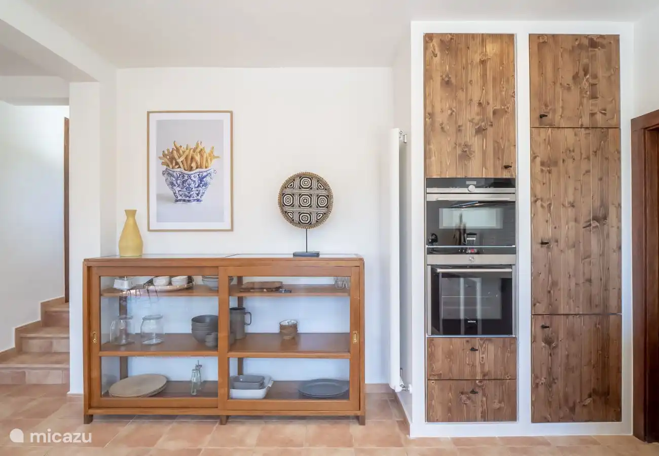 Geräumiger Kühlschrank, Gefrierschrank und Geschirrspüler.