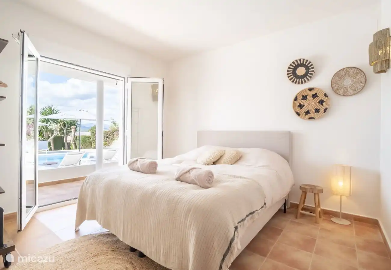 Wachen Sie mit dem sanften Sonnenlicht auf, das durch die Fenster scheint.