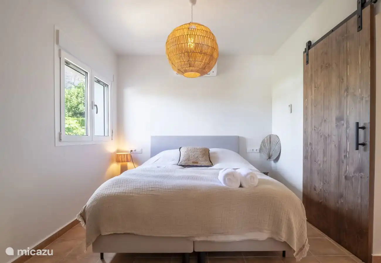 Alle Schlafzimmer grenzen an die Poolterrasse an. 