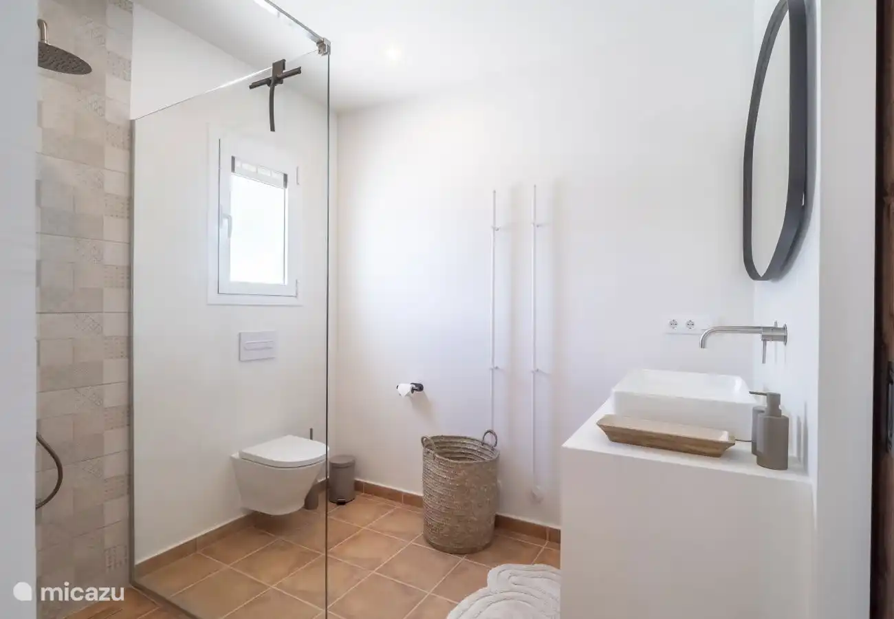 Badezimmer mit Bidet und zweiter Dusche.