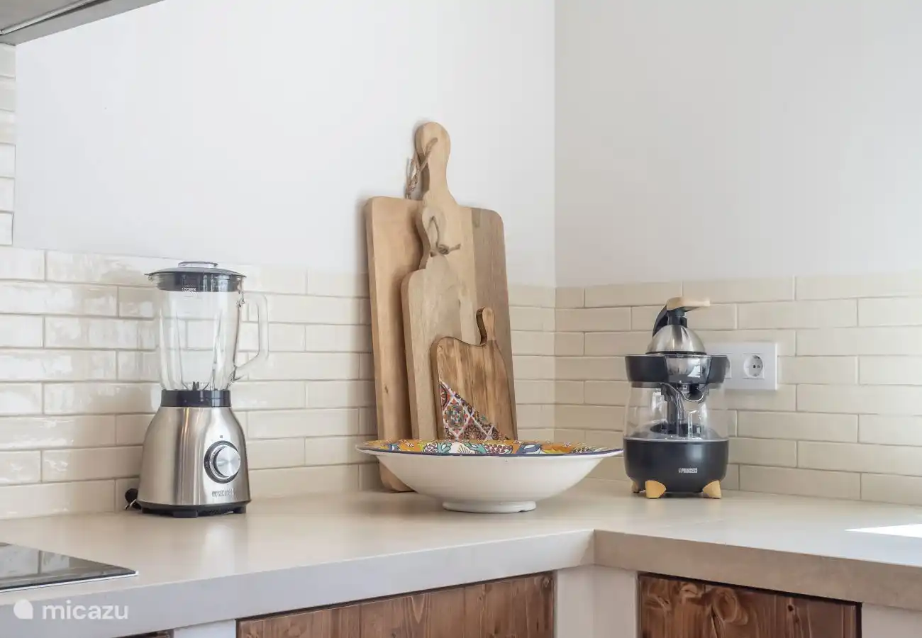 Voll ausgestattete Küche mit Nespresso-Kaffeemaschine.