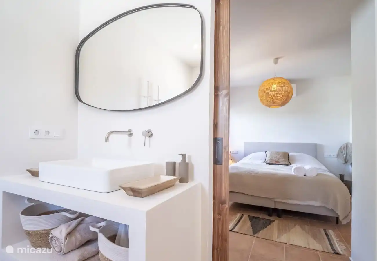 Hauptschlafzimmer mit eigenem Bad und Dusche.