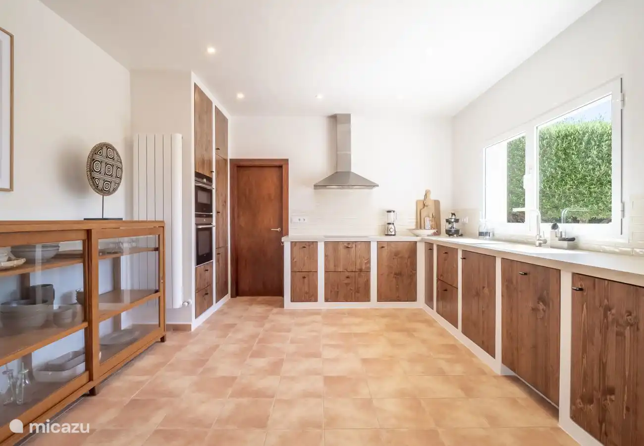 Moderne und geräumige Küche mit Essbereich.