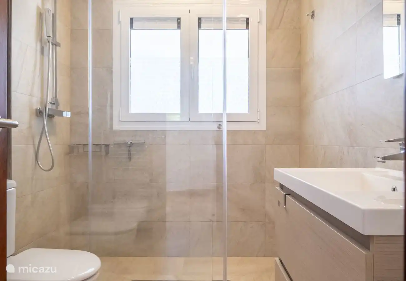 Frische, helle Badezimmer mit eleganten Oberflächen.