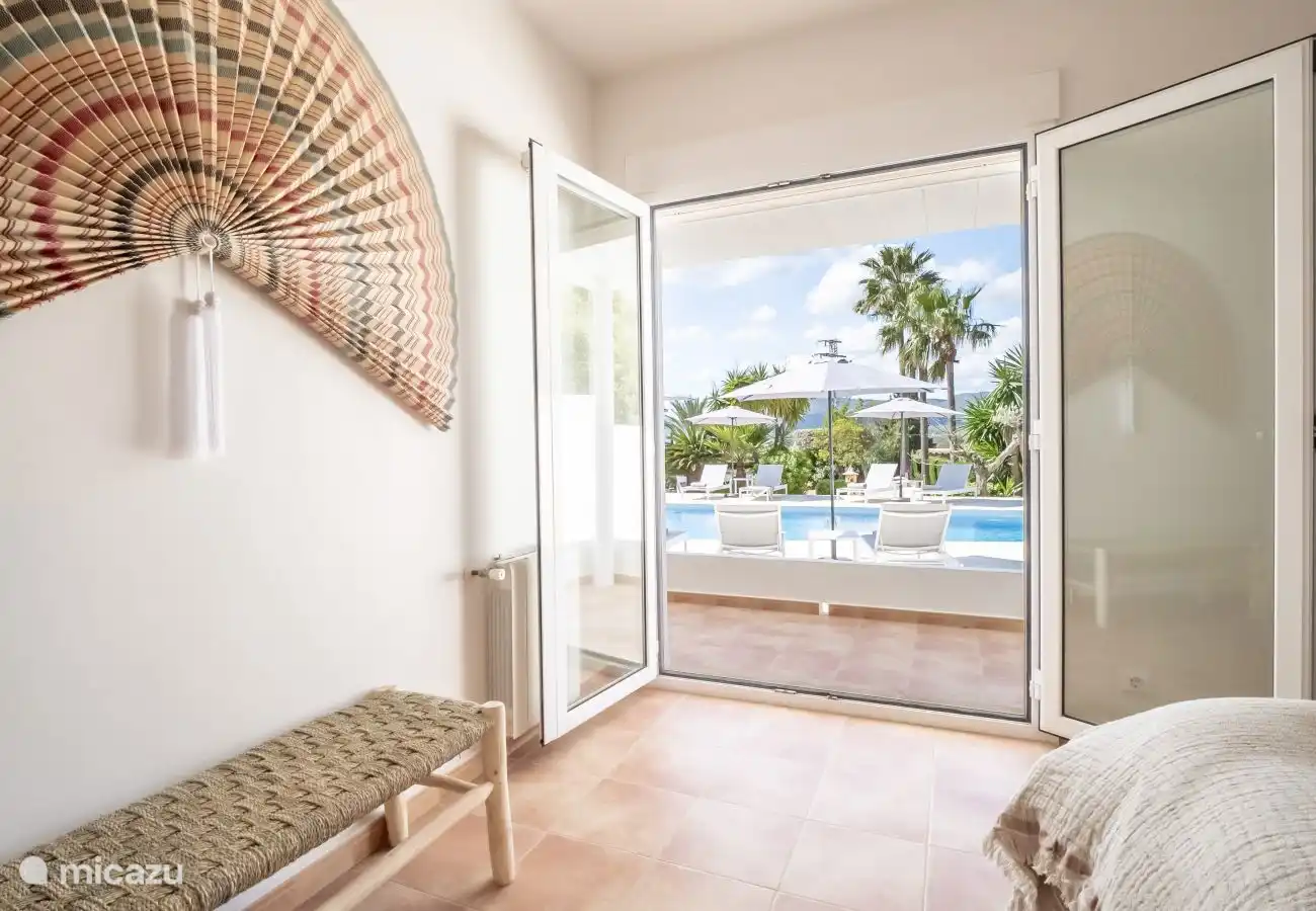 Blick auf den Pool vom Hauptschlafzimmer. 