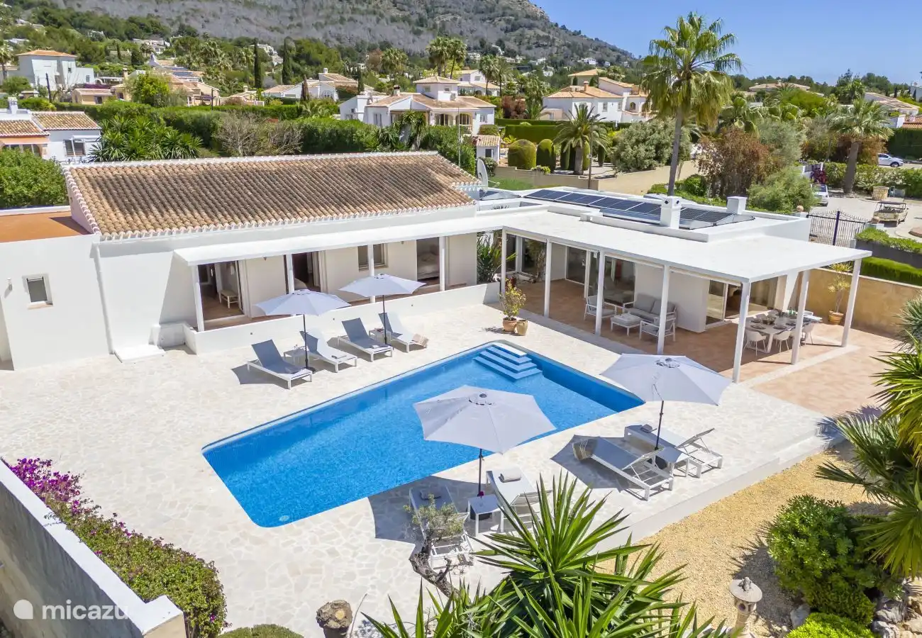 Spüren Sie die Ruhe und Privatsphäre im großen eingezäunten Garten.