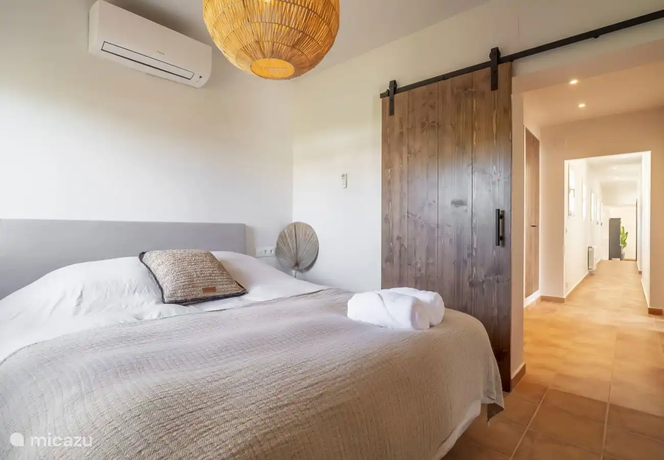 Die Fenster sind mit Moskitonetzen gegen Insekten ausgestattet. 