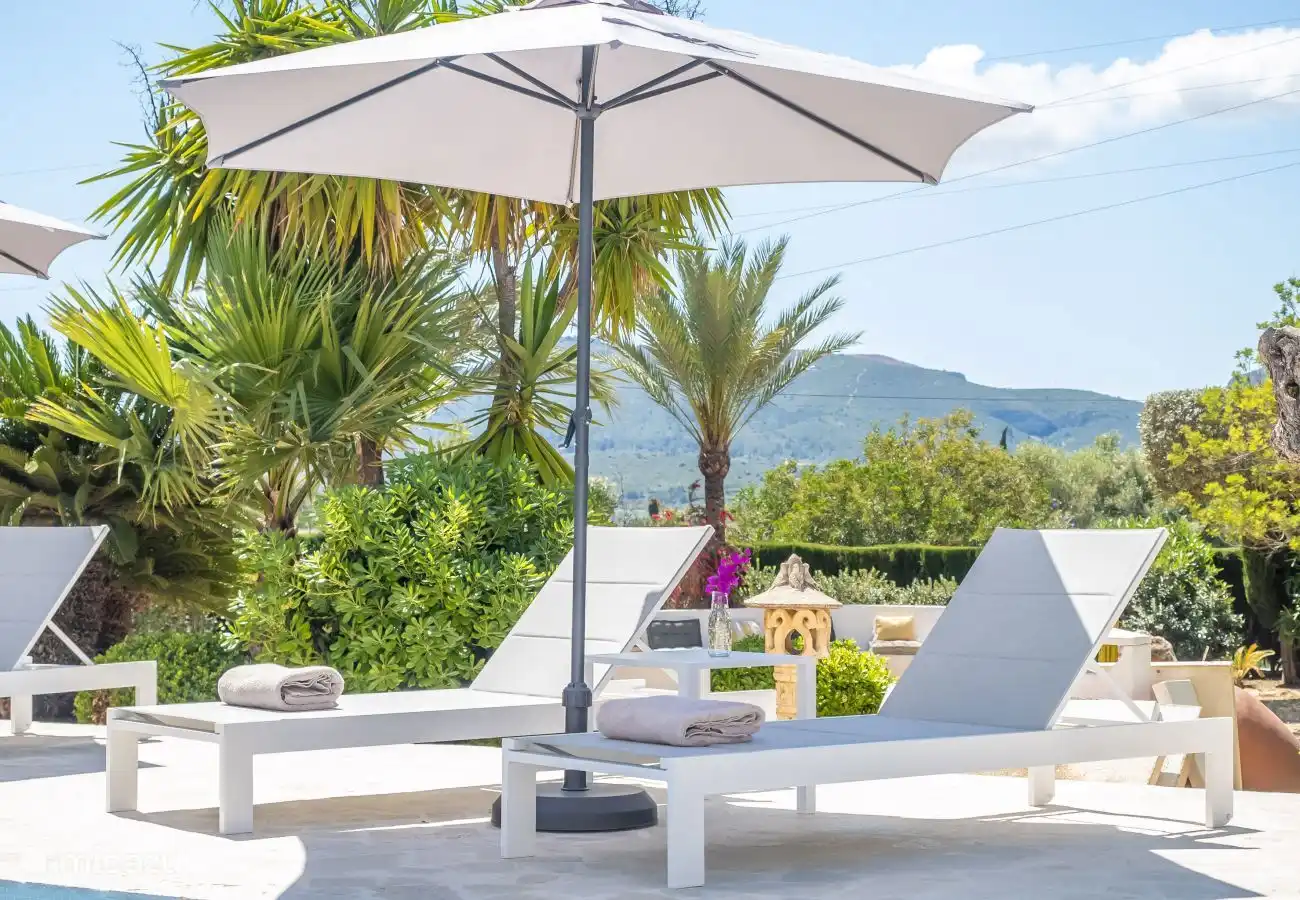 Sonnenschirme für kühlenden Schatten am Pool.