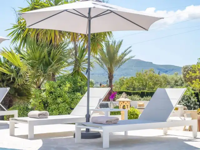Villa Selene | Espagne, Costa Blanca, Jávea - villa Parasols pour rafraîchir l’ombre au bord de la piscine.