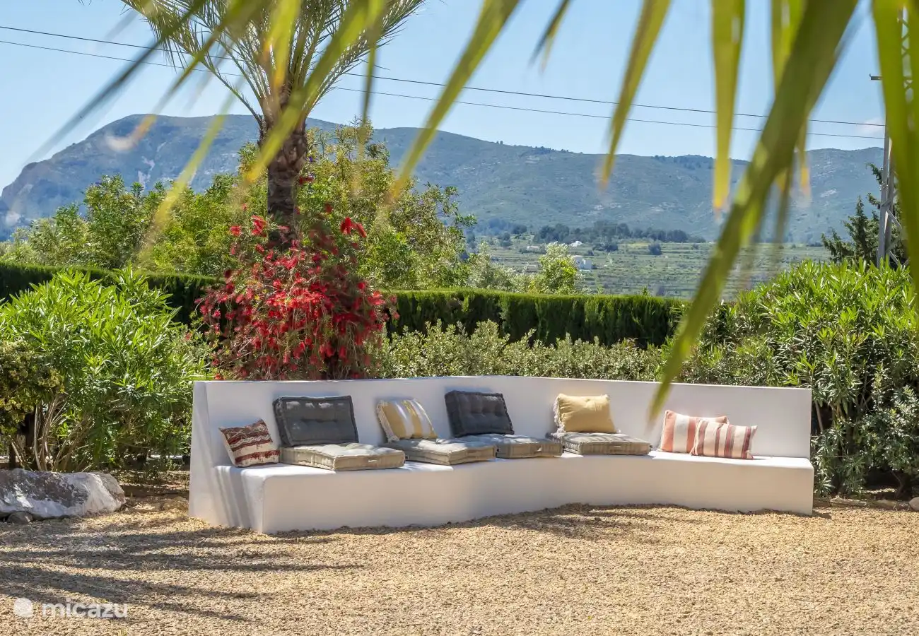 Schöne mediterrane Vegetation umgibt das Haus.