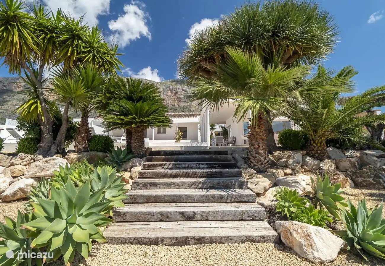 Geräumiger Garten mit viel Privatsphäre.