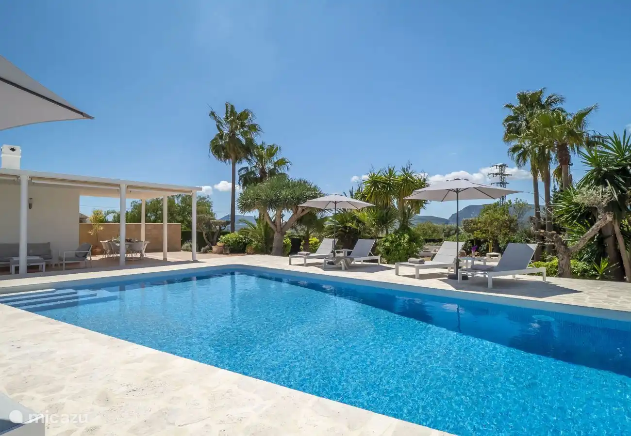 Großer privater Pool von 5x11 Metern.