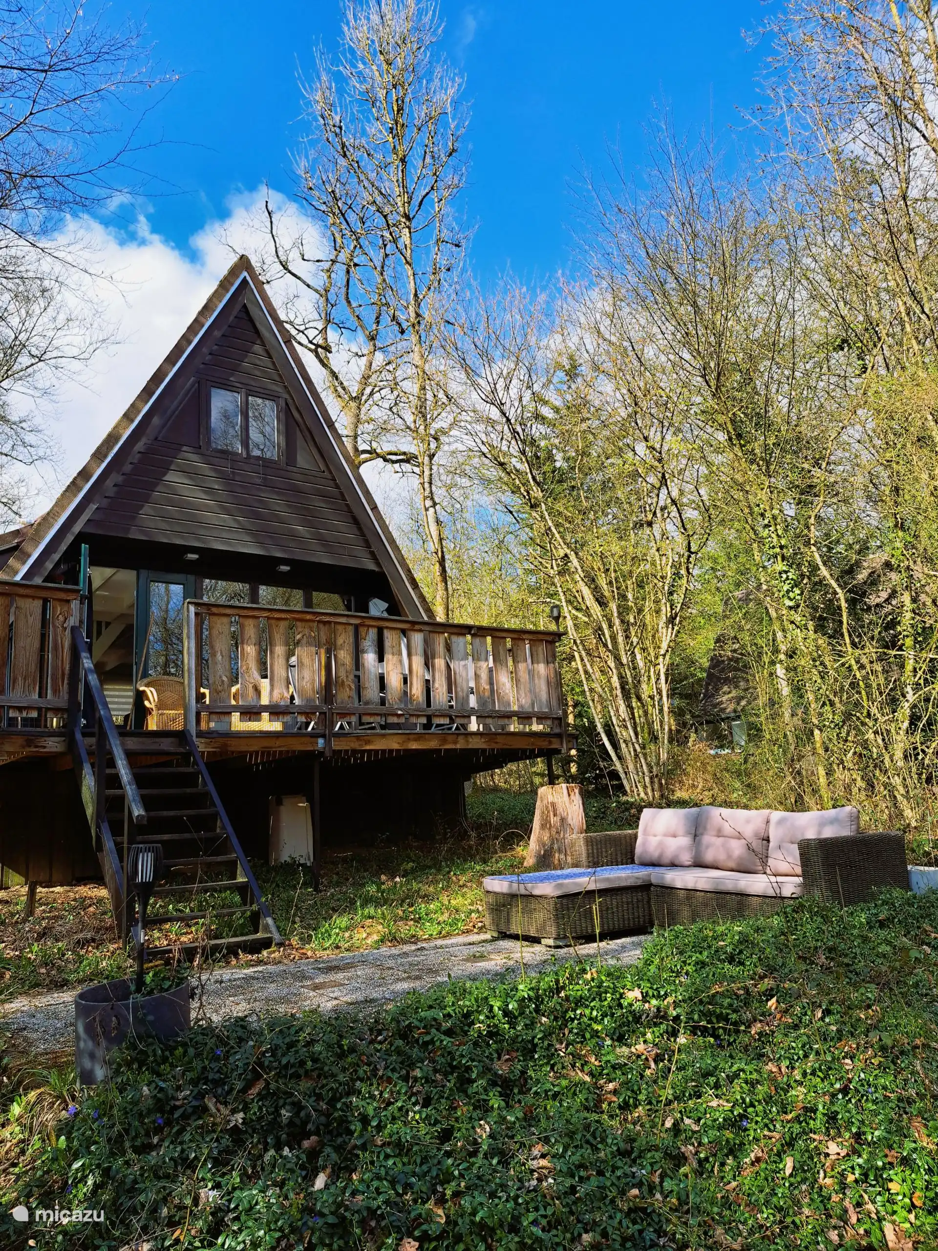 Eine extra Terrasse, was ein großer Vorteil im Vergleich zu vielen anderen Häusern im Park ist. Ausgestattet mit einem schönen Lounge-Set 