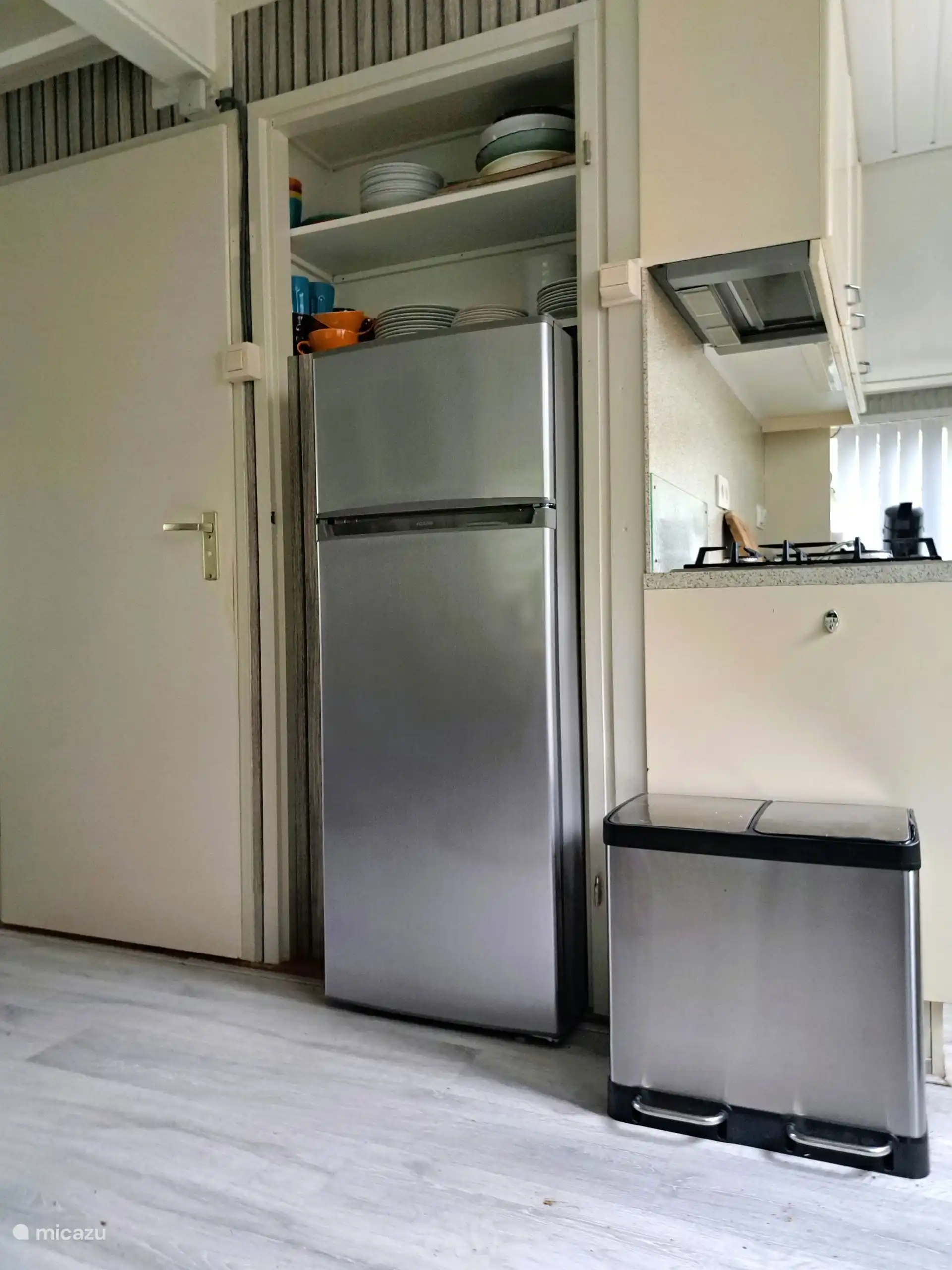 Neuer geräumiger Kühlschrank mit Gefrierfach