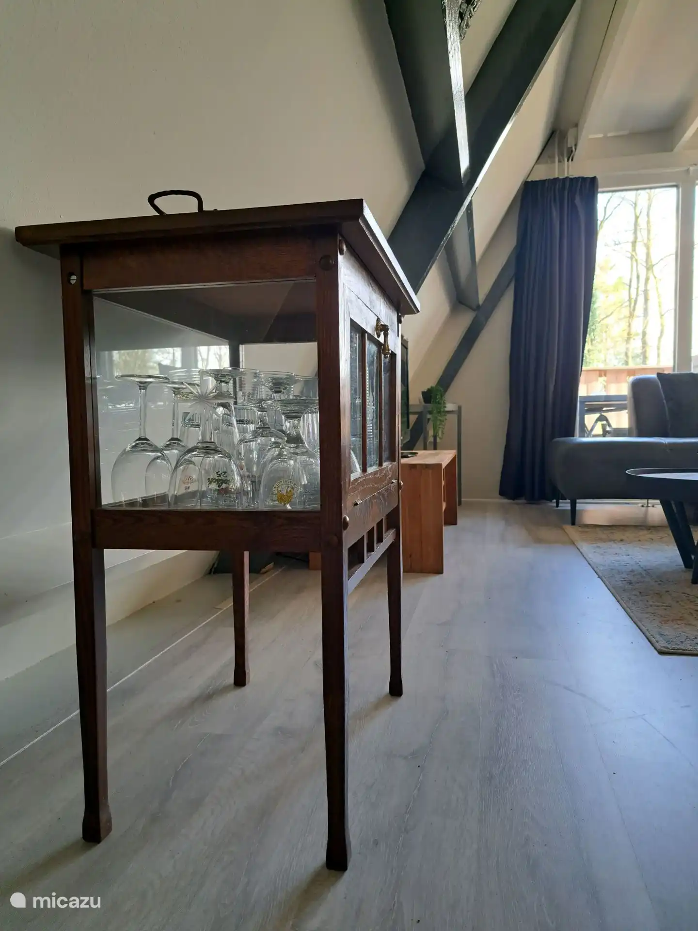 Großmutters Teeschrank mit Gläsern