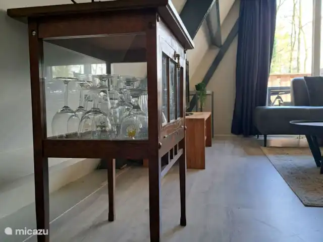 Location de Vacances Belgique, Ardennes, Durbuy, chalet - SilvaRosa Durbuy Armoire à thé de grand-mère avec verrerie