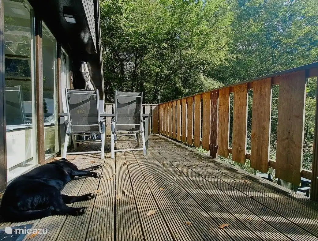 großer geschlossener Balkon