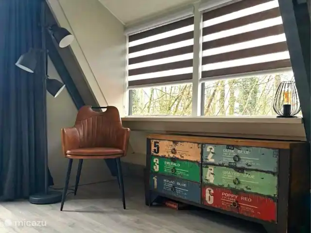 Location de Vacances Belgique, Ardennes, Durbuy, chalet - SilvaRosa Durbuy fenêtres avec rideaux duo. De cette façon, vous décidez si vous voulez ou non regarder à l’extérieur et à quel point vous voulez regarder à l’extérieur