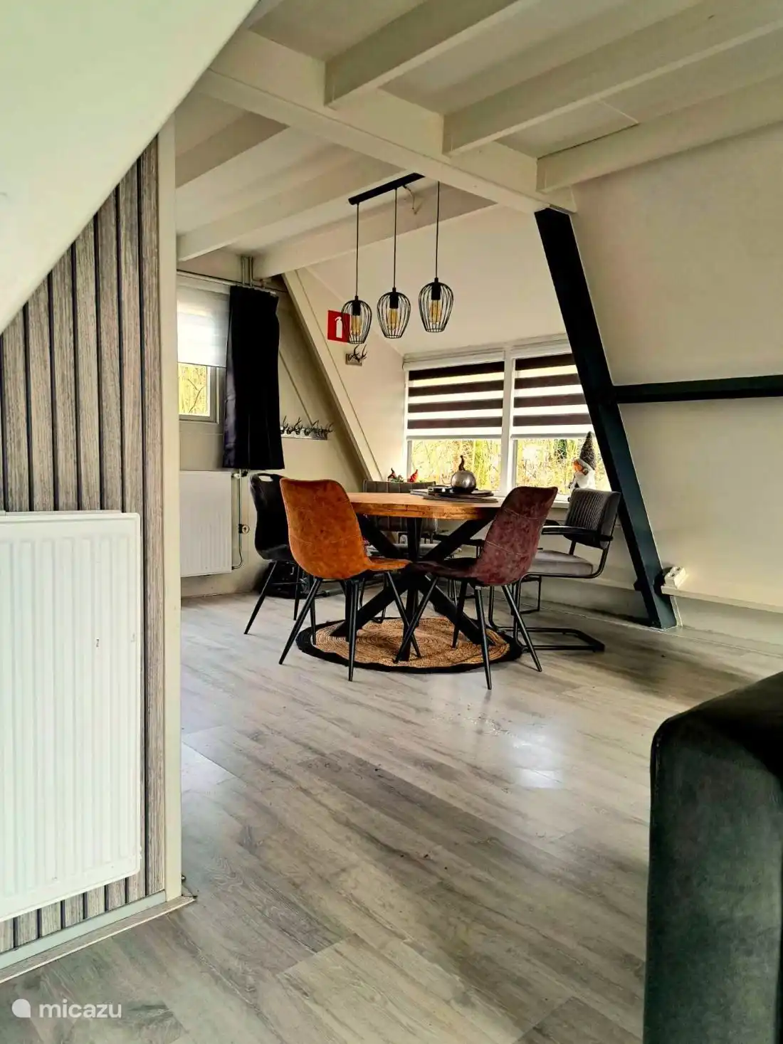 gemütlicher runder Esstisch mit 5/6 Stühlen